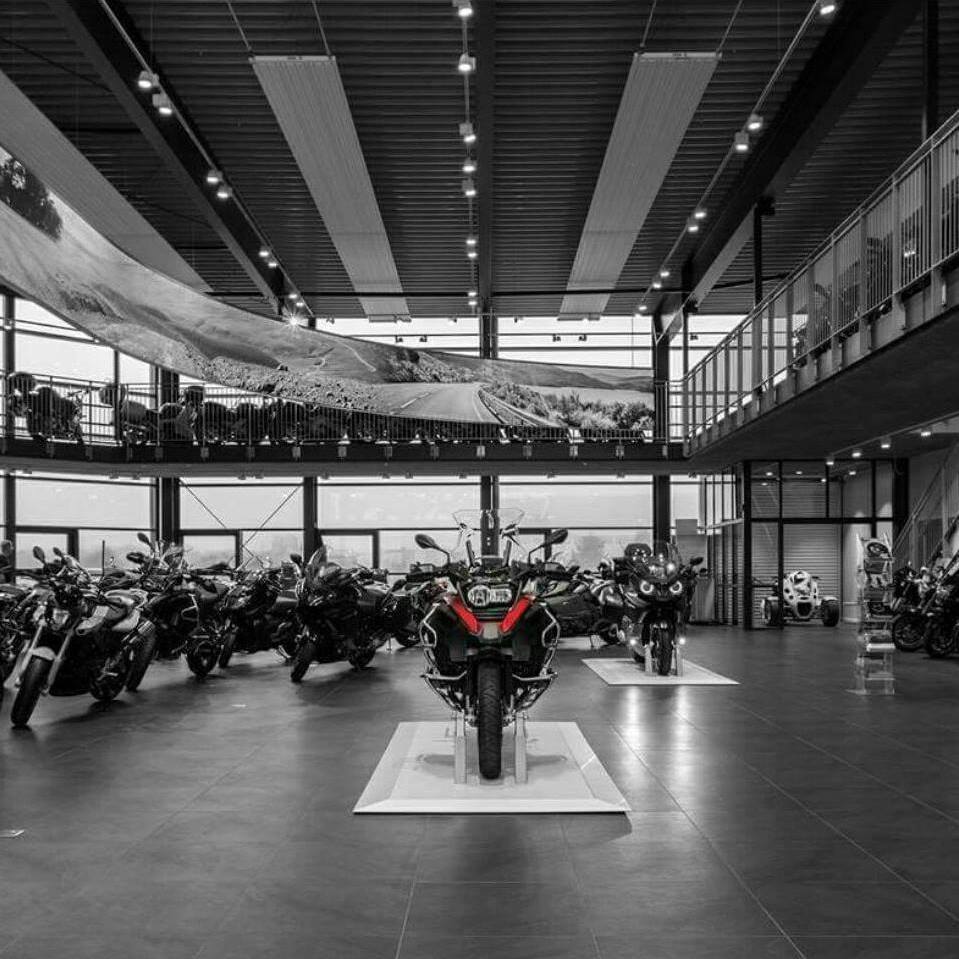 Udstillingslokal i Ølgod | sort/hvid med rød mc i midten