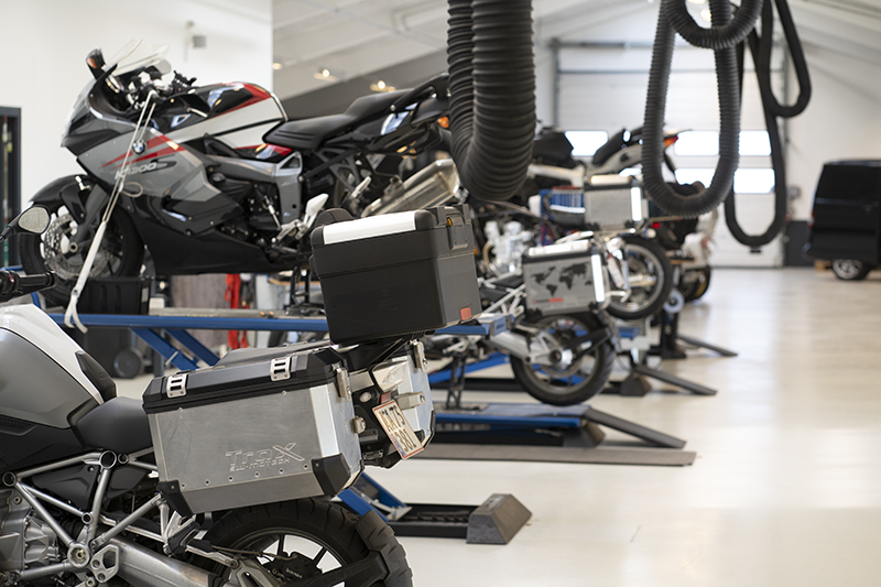 Værksted med motorcykler på lifte