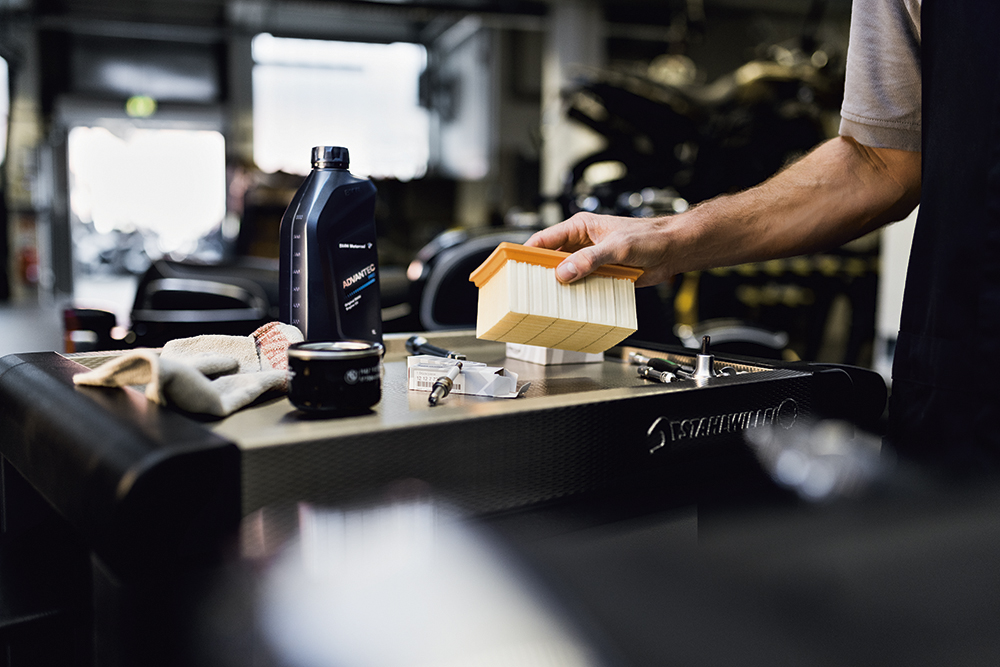 Værkstedsbord med motorcykel reservedele