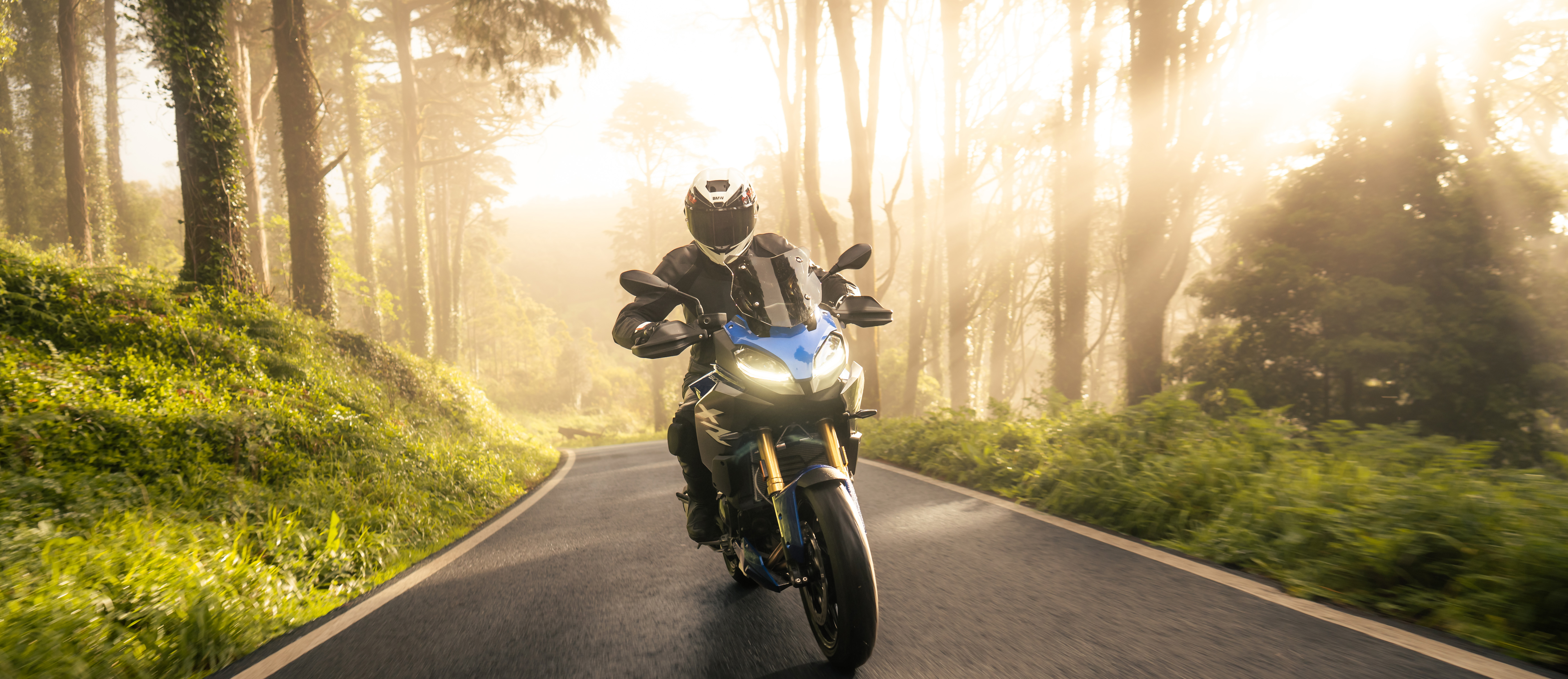 Motorcykel på skovvej