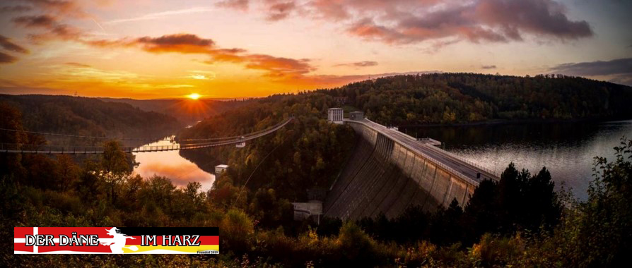 Landskab fra Harzen med dæmning, hængebro, vand og solnedgang