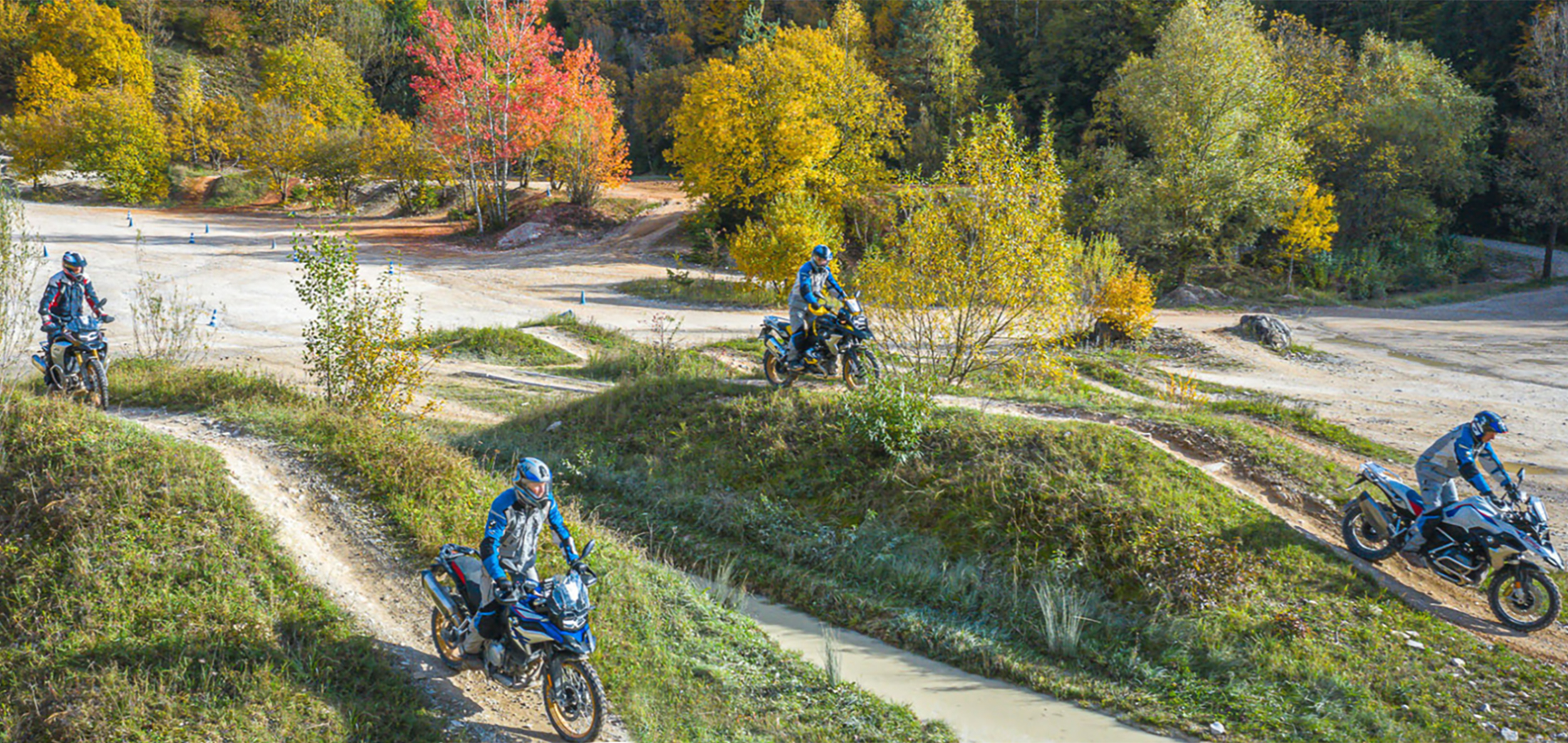 Fire motorcykler på træningsbane til enduro-kørsel