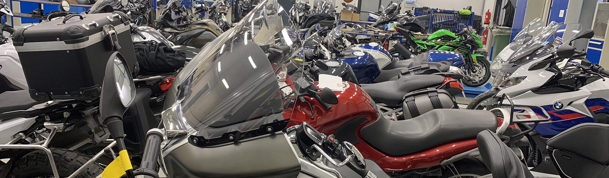 Mange motorcykler på værksted